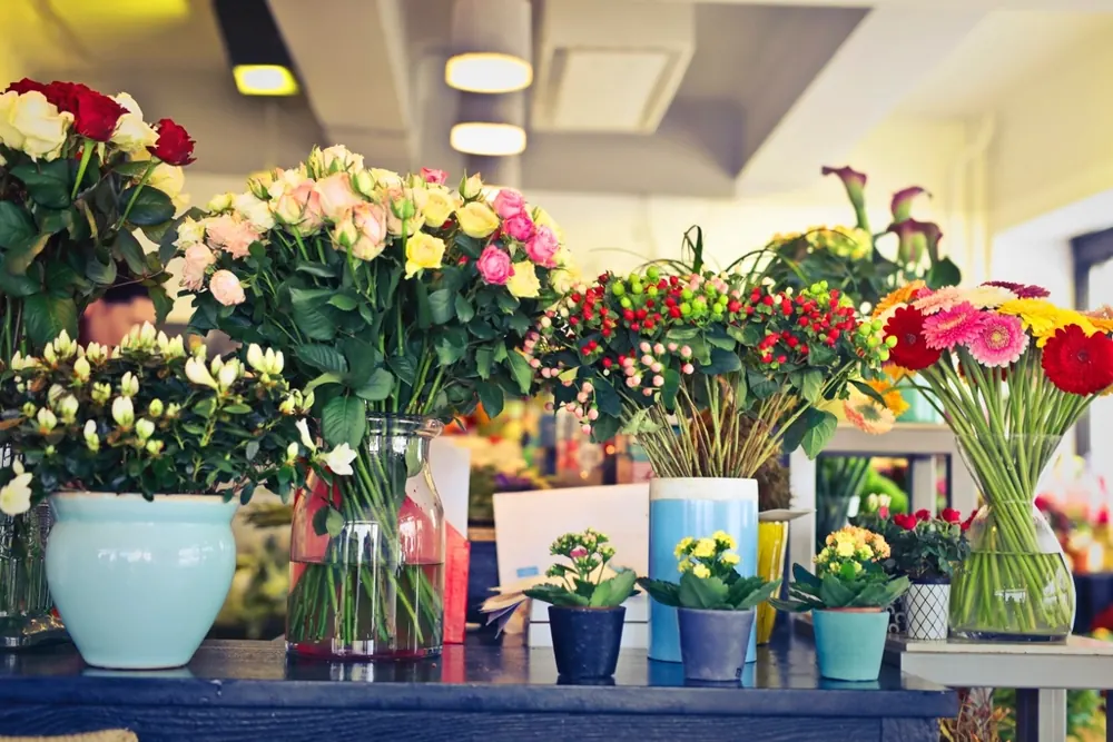 Blumenladen mit frischen Blumen (Symbolfoto)