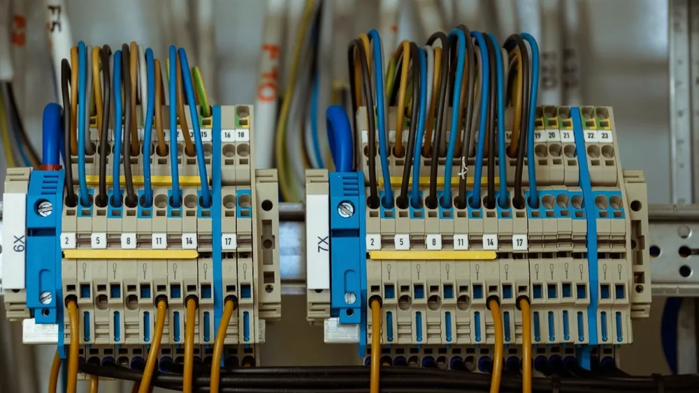 Elektriker arbeitet am Schaltschrank (Symbolfoto)